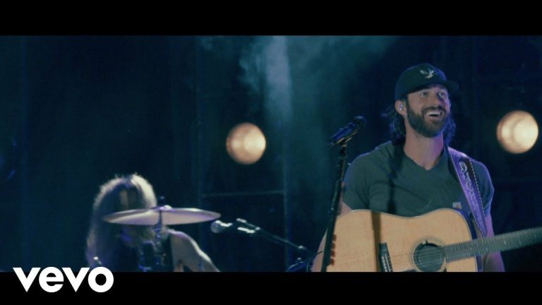 Riley Green – Different ‘Round Here (Live)