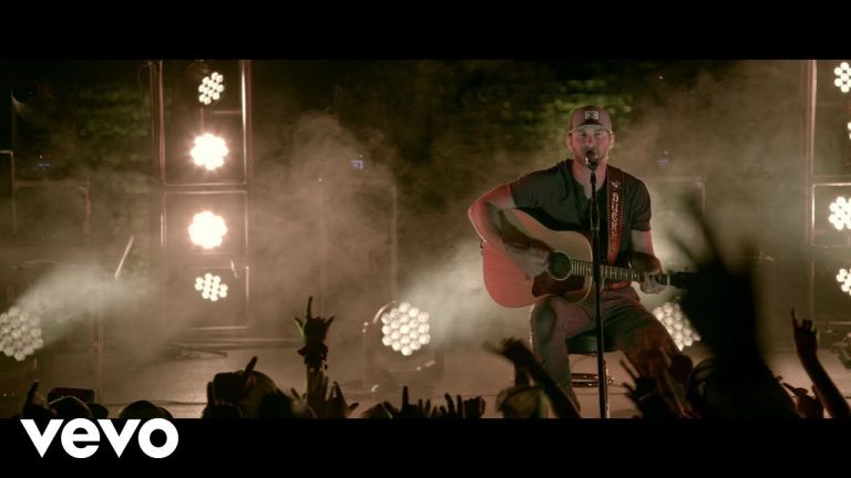 Riley Green – I Wish Grandpas Never Died (Official Live Performance)